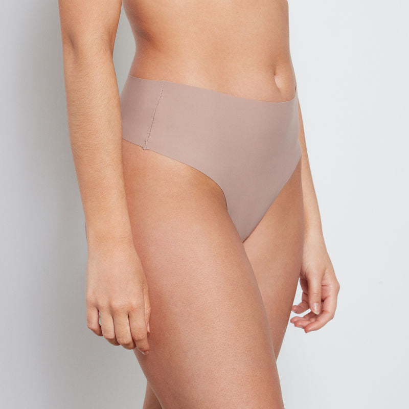 Model wears No Show Thong in MOCHA. On body front view