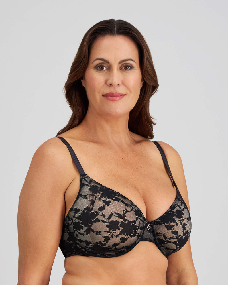 Model wears Lace Sculpt Underwire Bra in BLACK. On body side view