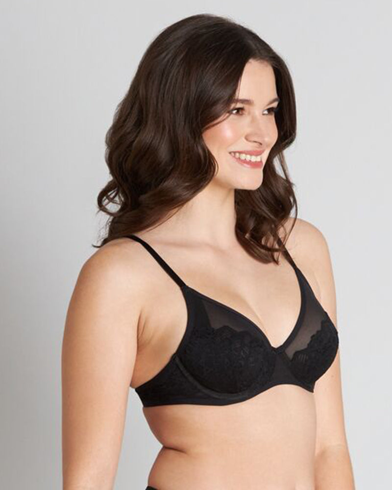Model wears Chloe Underwire Bra in BLACK. On body side view