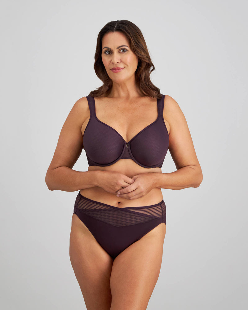 Perfect Lines Contour Bra in PLUM PERFECT. Feature shot