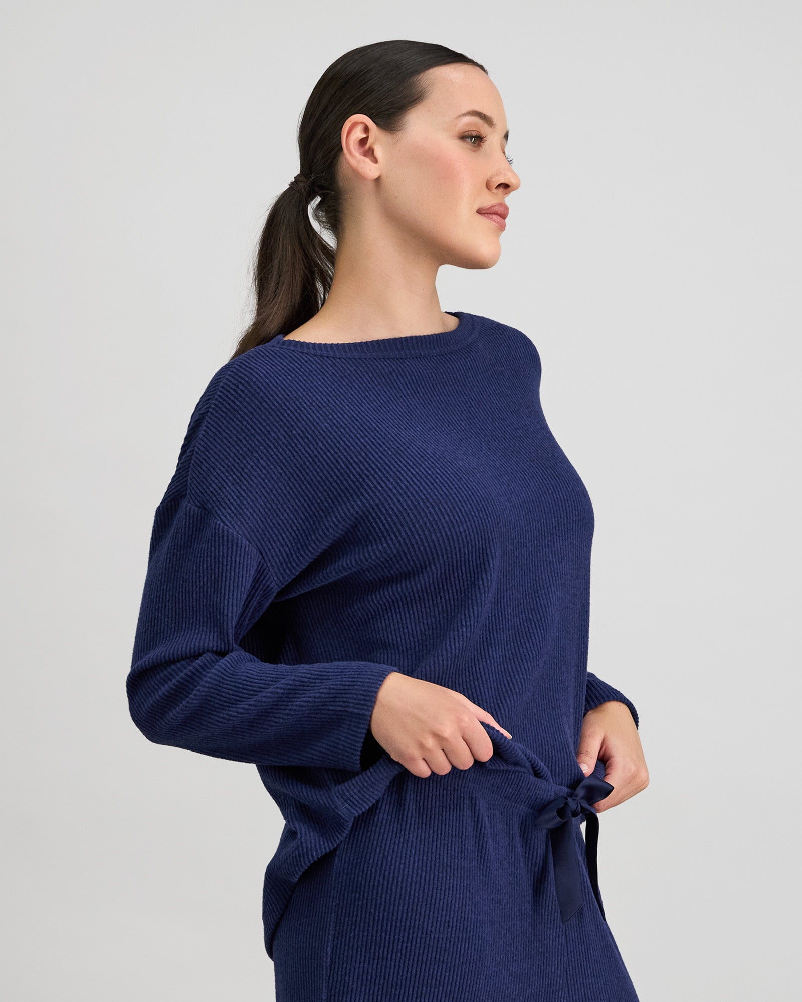 Model wears Relaxed Rib Long Sleeve Pj Top in NAVY BLAZER. On body side view